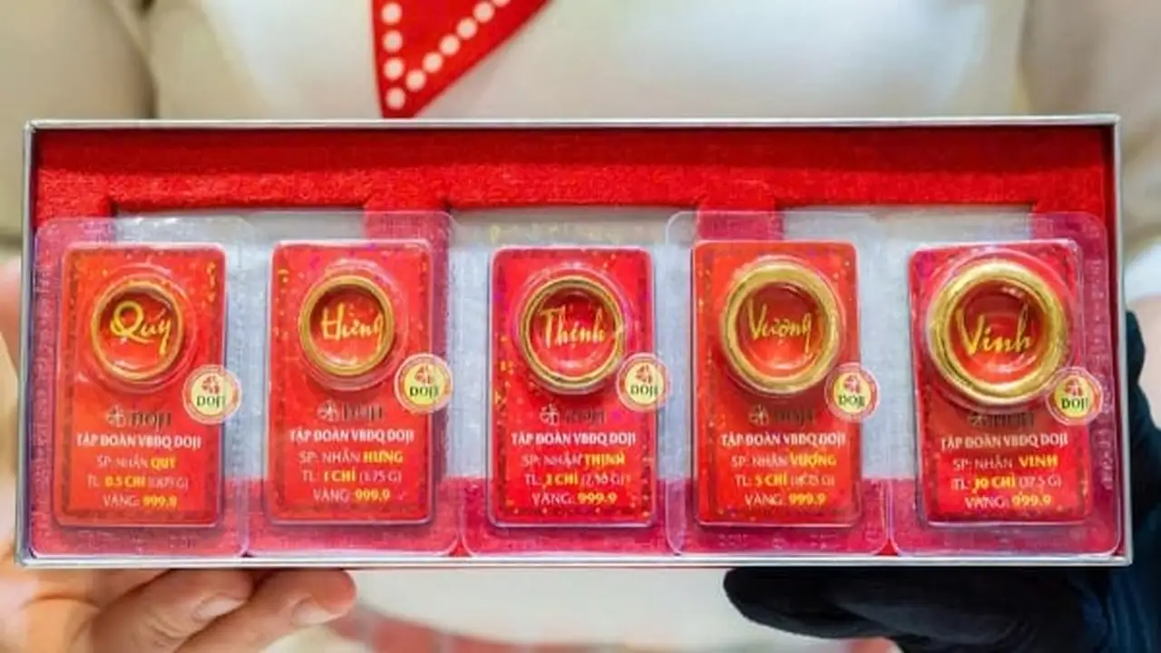 سعر أونصة الذهب يتجاوز حاجز 185 مليون دونغ فيتنامي وسط تقلبات الأسواق العالمية